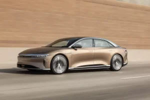 lucid-air-2022-01-bronze-dynamic-exterior-front-angle-sedan